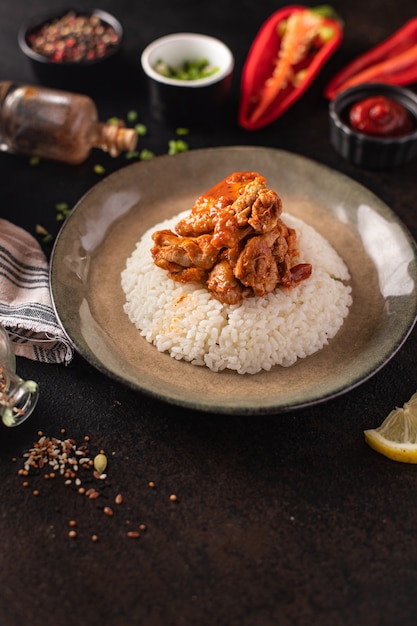 riz avec de la viande épices poulet au curry sauce tomate cuisine indienne collation repas sur la table copie espace