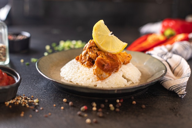 riz avec de la viande épices poulet au curry sauce tomate cuisine indienne collation repas sur la table copie espace