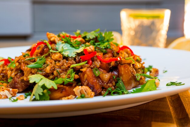 Riz à la viande frite en sauce