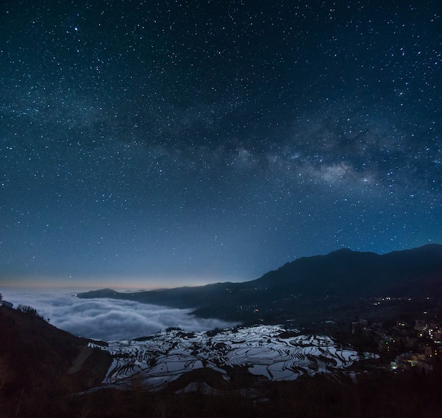 Photo rizières en terrasses sur la colline avec la voie lactée bleue