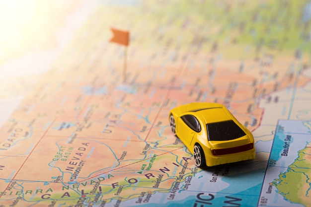 Road trip de vacances en voiture sur la carte avec des points