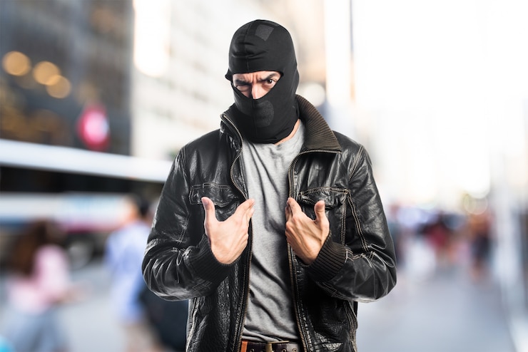 Photo robber fait un geste surprenant sur un arrière-plan non focalisé