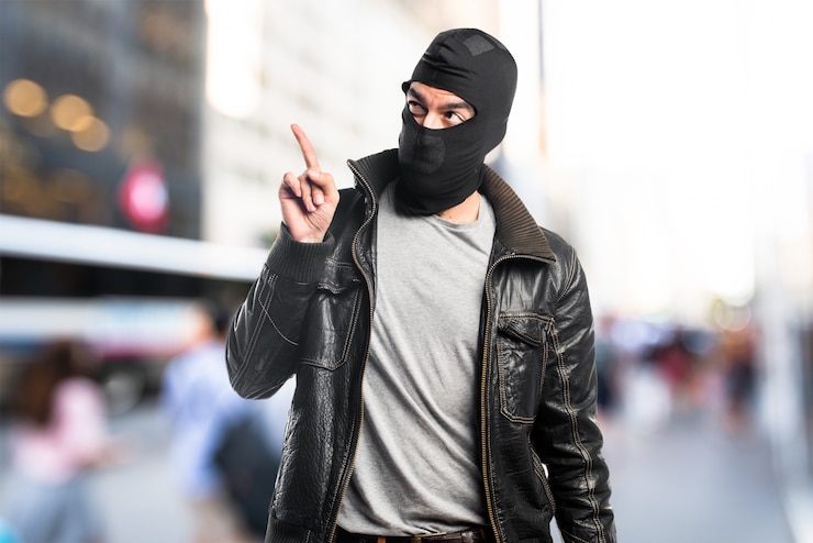 Photo robber pointant vers le haut en arrière-plan non focalisé