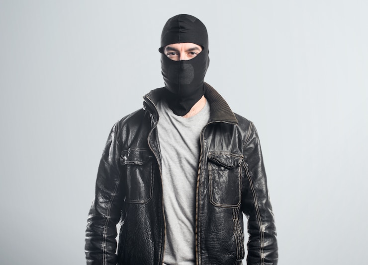 Photo robber portant une veste en cuir