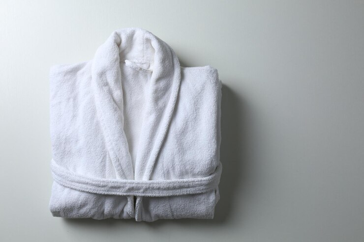 Photo robe de bain pliée propre sur fond blanc vue supérieure