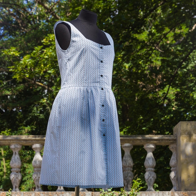 Robe bleue sur mannequin Sarafan d'été sur les marches de l'ancien palais Vêtements pour femmes faits à la main Robe pour femmes sur commande Espace de copie