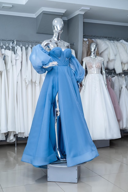 Robe bleue mode féminine sur mannequin en magasin