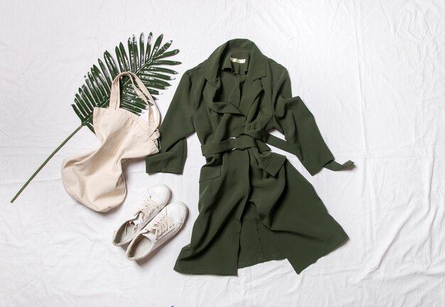 robe et chaussures sur fond blanc un look d'été élégant