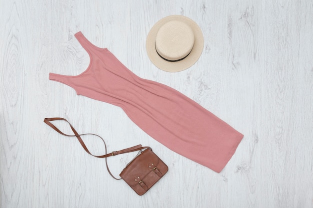 Robe d'été rose, sac à main et chapeau. Concept à la mode
