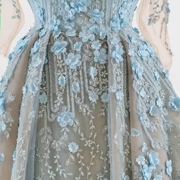 Une robe avec des fleurs bleues dessus