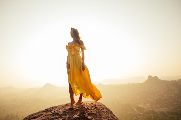 Robe longue en soie jaune femme dans les collines de MAatanga à Hampi karnataka Inde