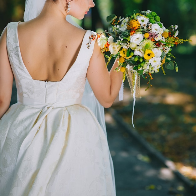 robe de mariée, alliances, bouquet de mariée