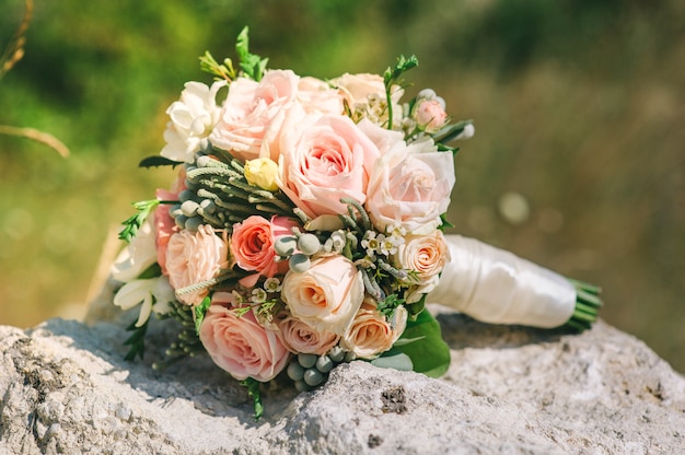 Photo robe de mariée, alliances, bouquet de mariée