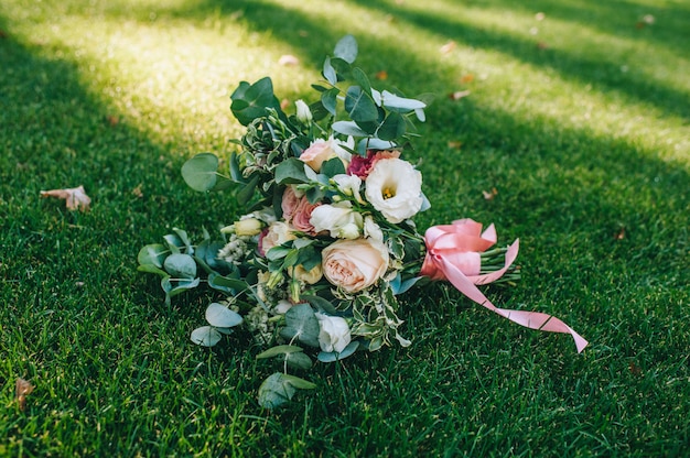 robe de mariée, alliances, bouquet de mariée