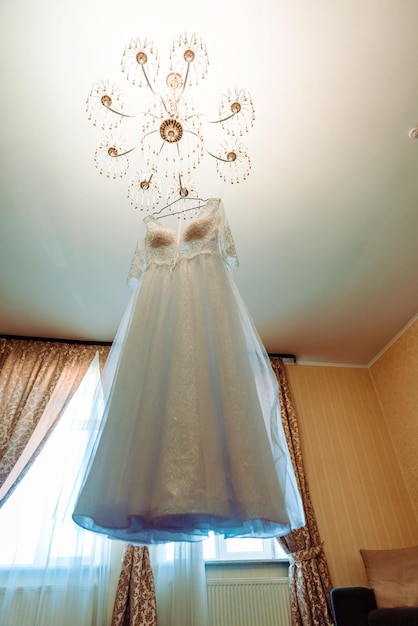 Robe de mariée dans la chambre de la mariée