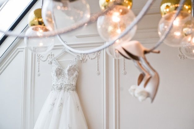 Photo robe de mariée en dentelle de luxe dans l'intérieur classique de l'hôtel