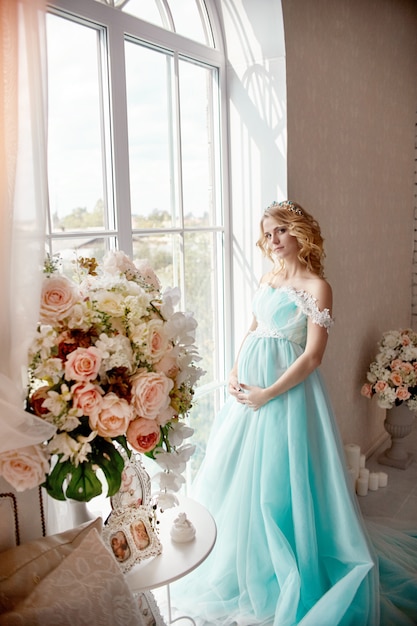 Robe de mariée femme blonde enceinte de luxe