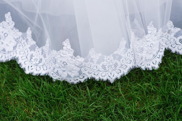 Photo robe de mariée sur l'herbe se bouchent