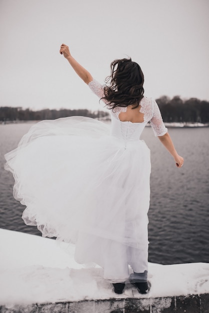 robe de mariée mariée brune en hiver mon dans la neige