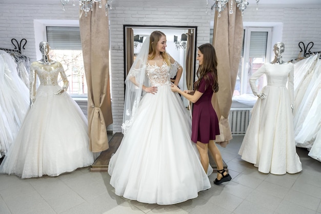 Robe de mariée sur mesure sur la mariée en magasin