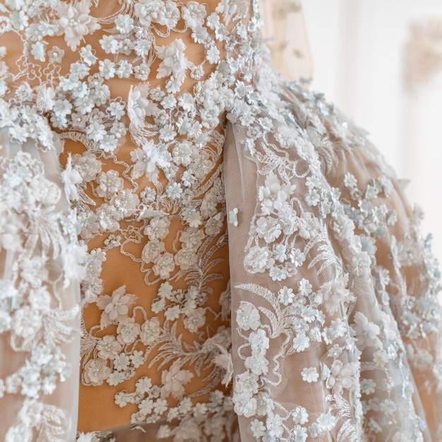 Une robe de mariée avec un motif floral dessus