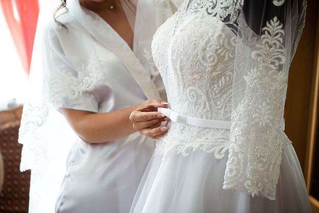 Robe de mariée romantique mains mariée