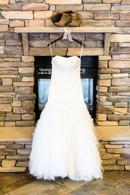 Robe de mariée suspendue dans un hall d'hôtel contemporain.