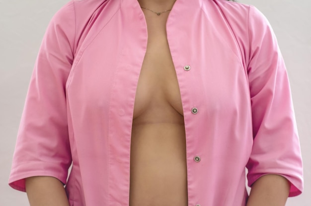 Robe médicale sur un corps féminin nu Rose se ferme