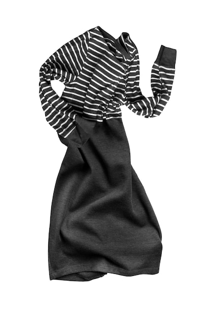 Robe pliée en tricot noir et blanc sur fond blanc