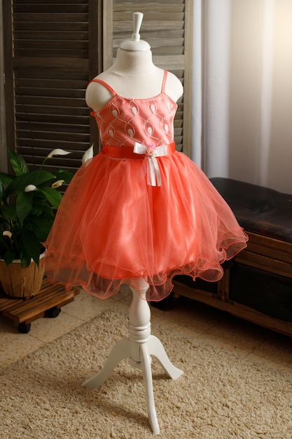 Robe rose bébé sur un mannequin