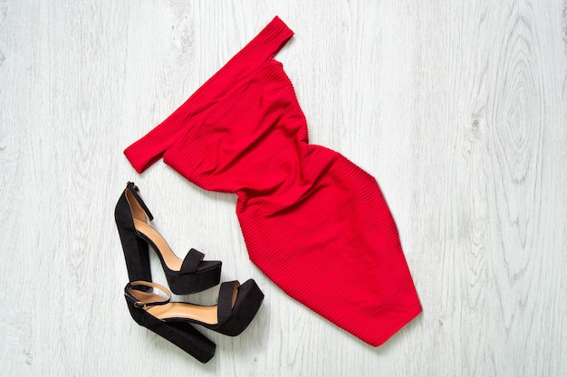 Robe rouge et chaussures noires