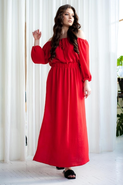 Robe rouge à épaules dénudées