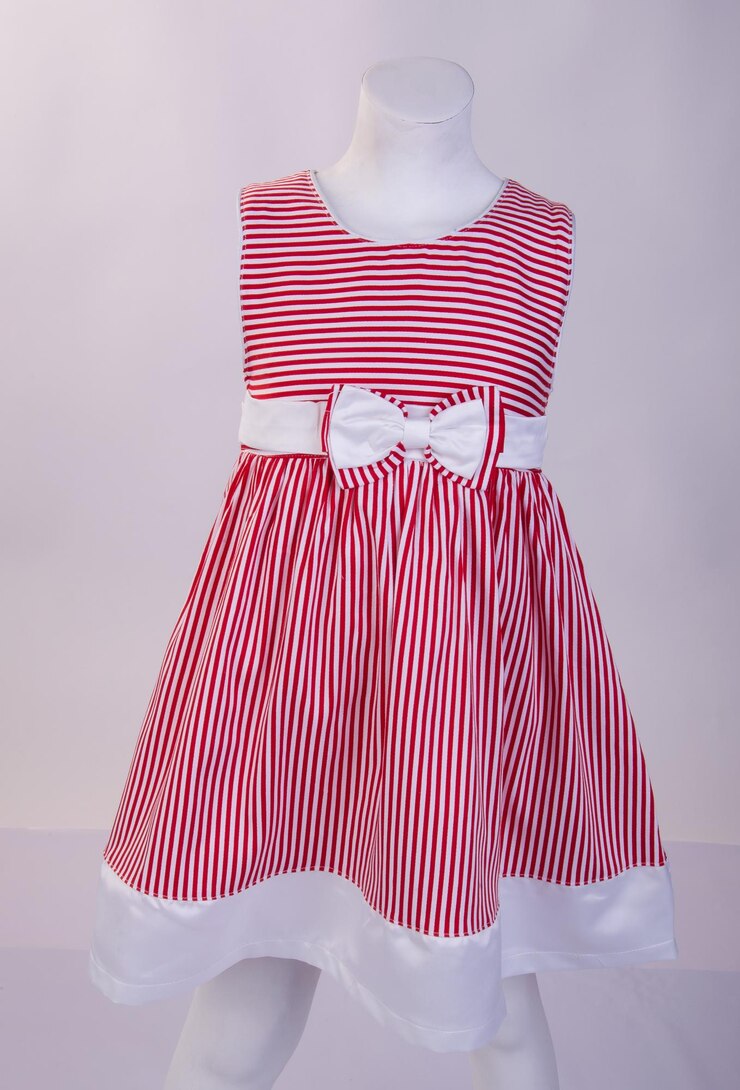 Photo robe rouge rayée sur mannequin sur fond blanc