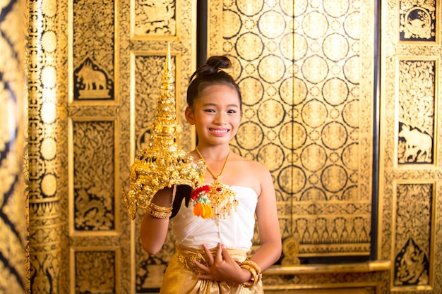 Robe traditionnelle thaïlandaise. Acteurs de jeunes enfants exécute l'art de la danse ancienne thaïlandaise de la danse classique thaïlandaise en Thaïlande