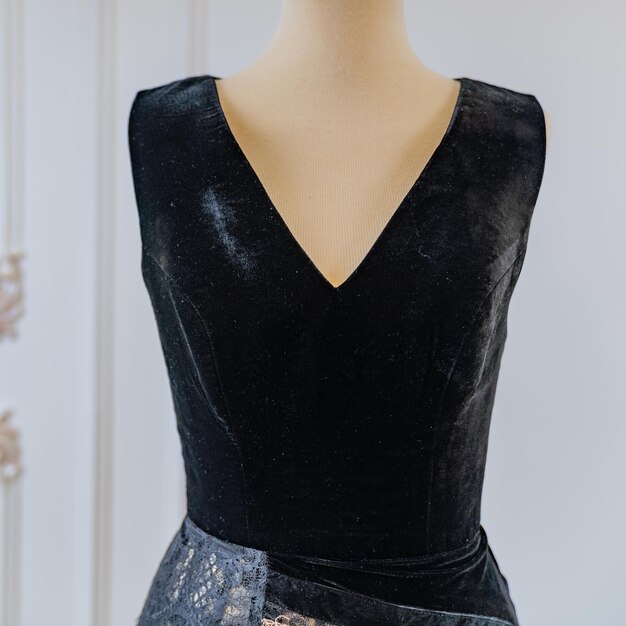 Photo une robe en velours noir avec bordure en dentelle et bordure en dentelle