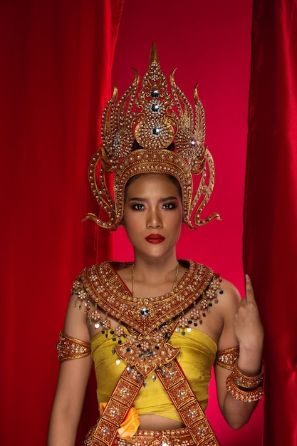 Robe vintage de Thai, Cambodge, Myanmar Costume traditionnel ou tissu d'or de l'Asie antique pour la déesse en belle femme asiatique avec collier couronne décorative