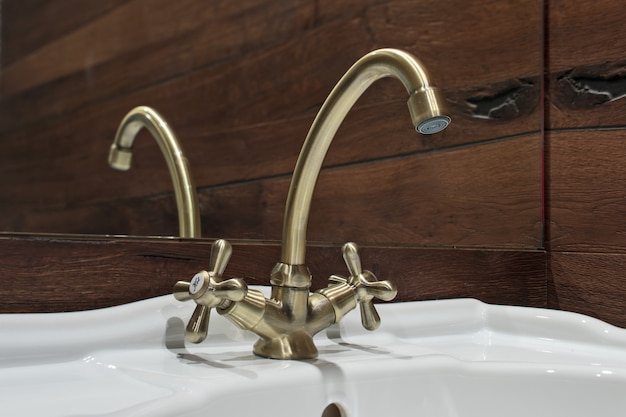 Robinet En Bronze Dans Le Lavabo De La Salle De Bain