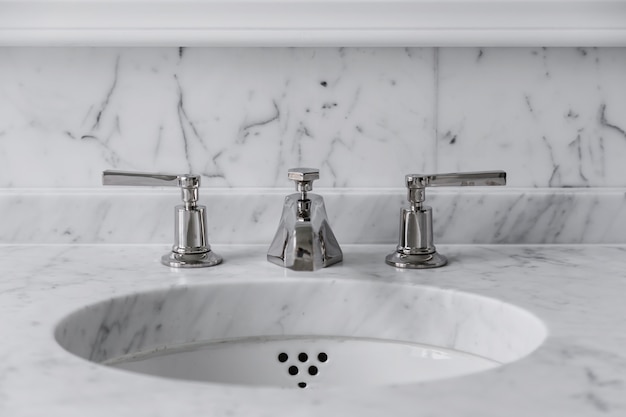 robinet closeup et lavabo blanc concept d&#39;intérieur de toilettes en marbre