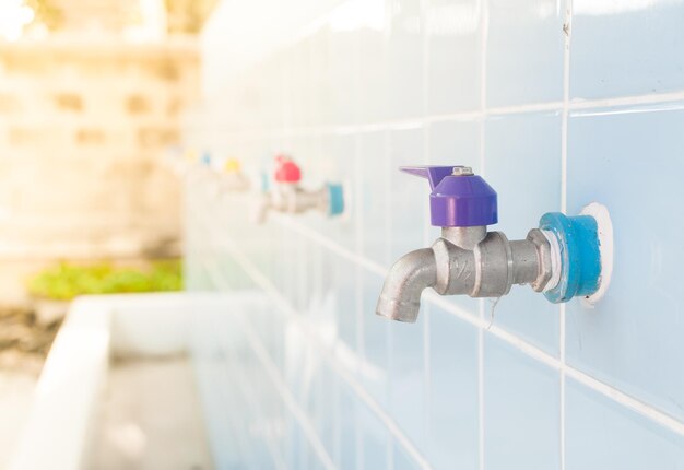 Robinet coloré sur un mur bleu