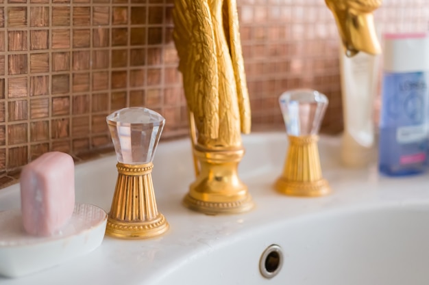 robinet dans la salle de bain. photo en gros plan