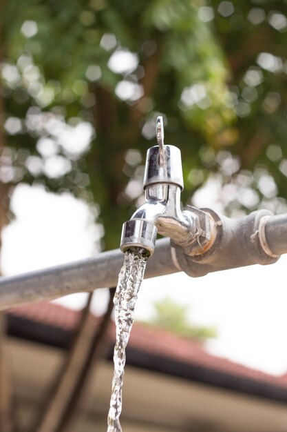 Robinet d&#39;eau en laiton dans le fond de la nature