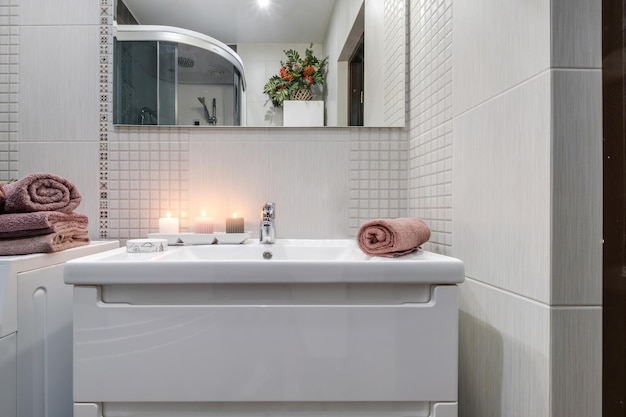 Robinet d'eau en métal avec évier et robinet pour ouvrir et réguler l'eau froide ou chaude dans une salle de bain chère