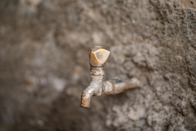 Robinet d'eau en métal grunge Robinet d'eau en fer rouillé