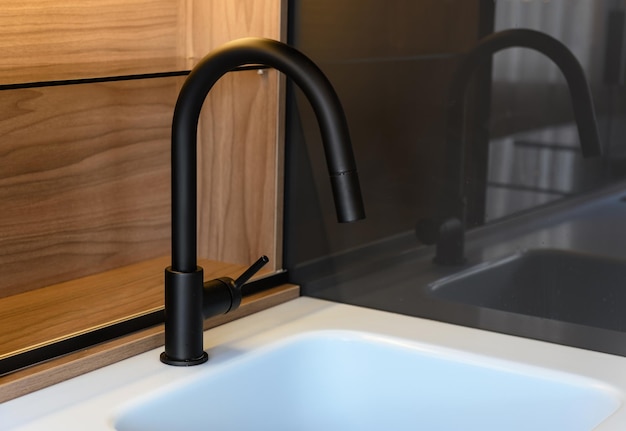 robinet d'eau en métal noir sur le comptoir