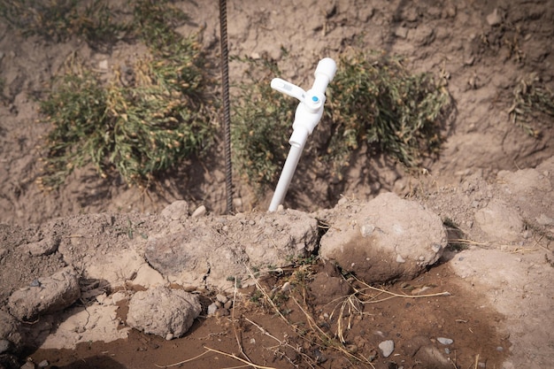 Robinet d'eau en plastique dans la cour.