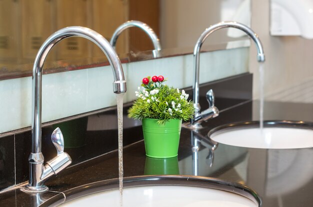 Robinet de luxe en chrome avec lavabo dans la salle de bain moderne