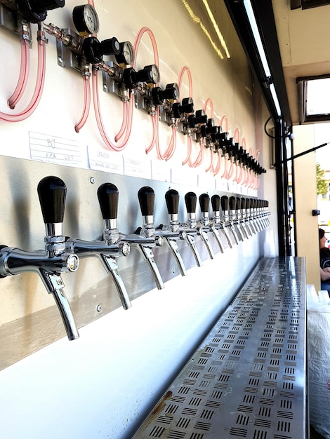 Photo des robinets de bière dans un food truck.