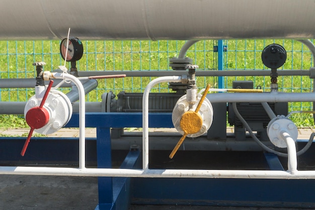 Photo robinets de gaz et manomètres sur le gazoduc de la station-service