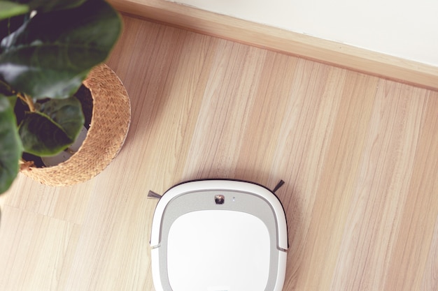 Le robot aspirateur effectue un nettoyage automatique du sol.