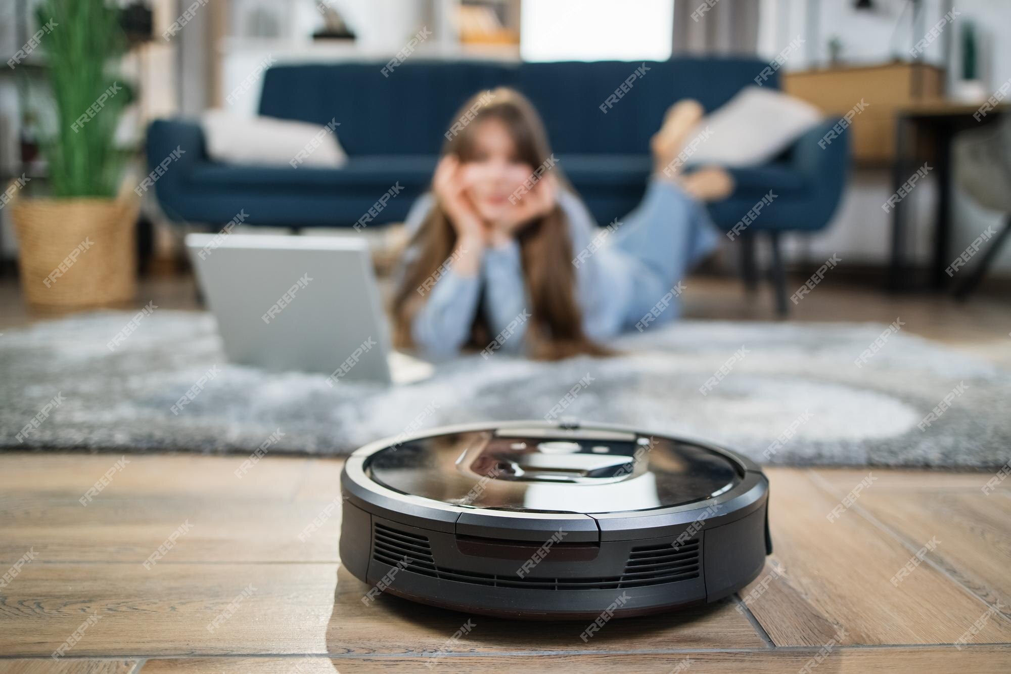 Robot Aspirateur Laver Le Sol Pendant Qu'une Femme Utilise Un Ordinateur  Portable